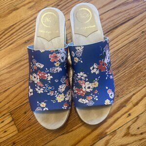 No. 6 store blue floral clog